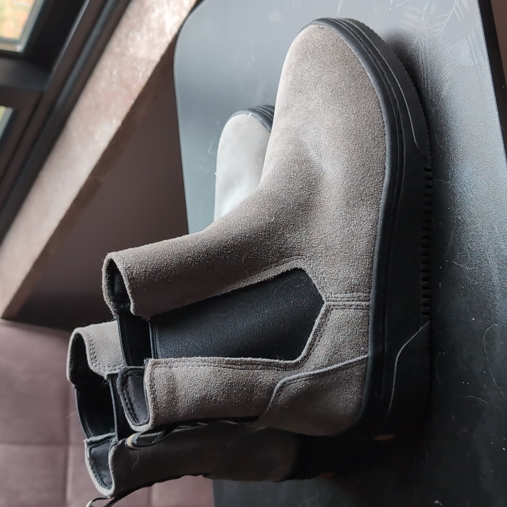 Dr. Scholl's Everything Steel Grey Suede Chelsea Boots in Size 8.5